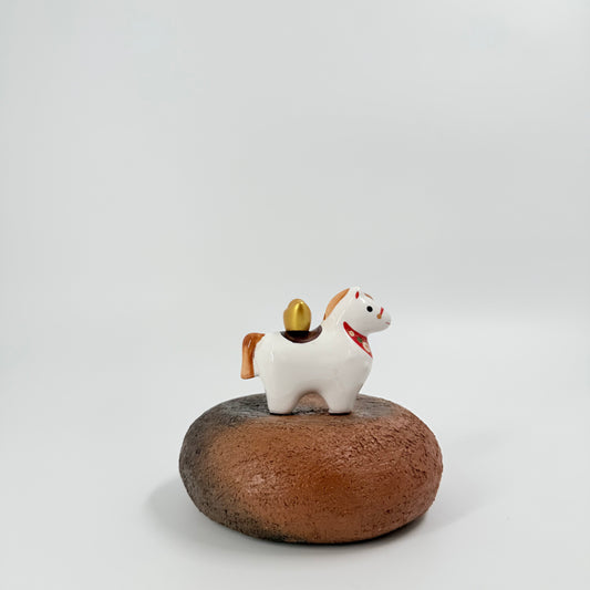Japanese Lucky Horse Figurine (Engi Uma) – Ceramic Ornament with Gold Accent & Floral Detail | 縁起馬
