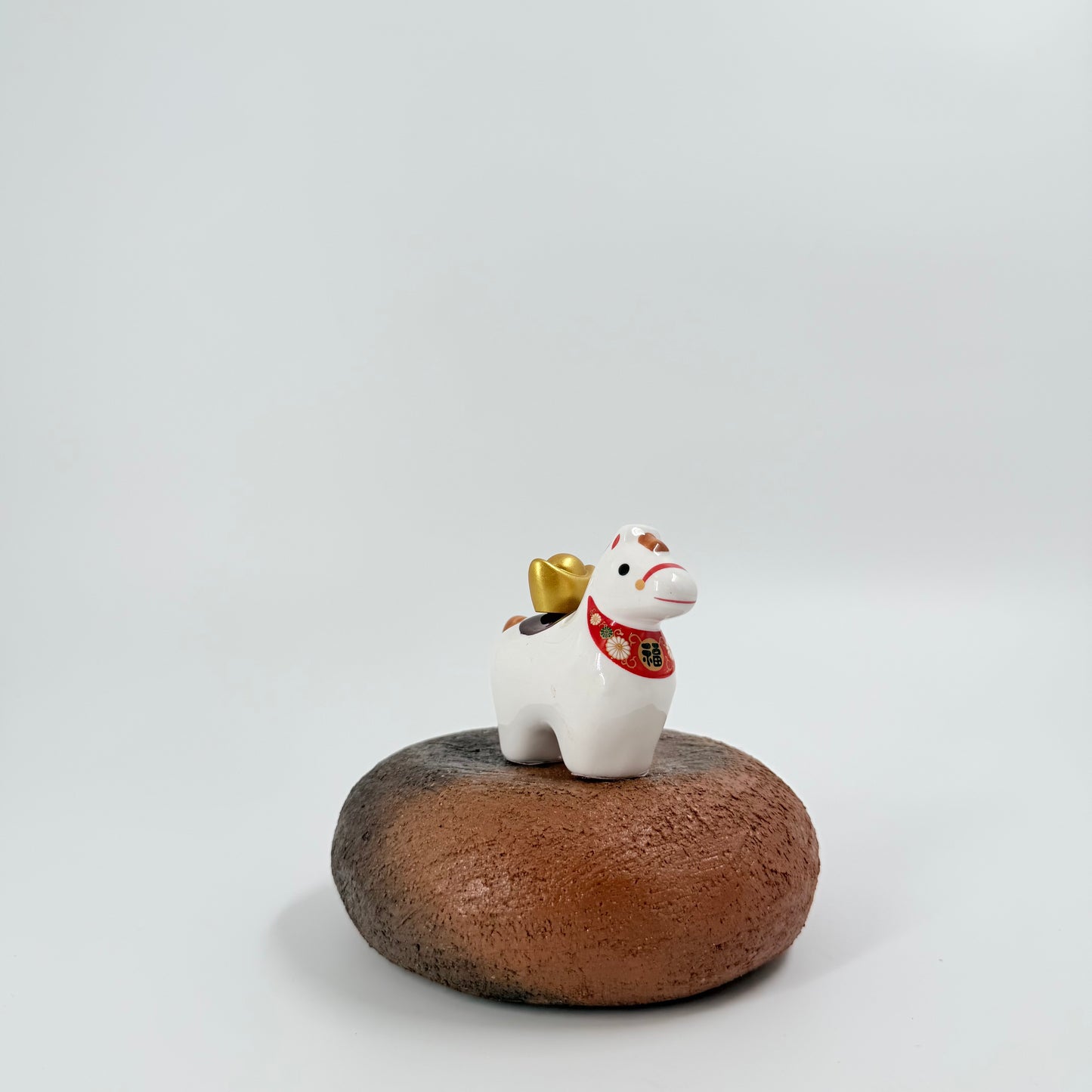 Japanese Lucky Horse Figurine (Engi Uma) – Ceramic Ornament with Gold Accent & Floral Detail | 縁起馬