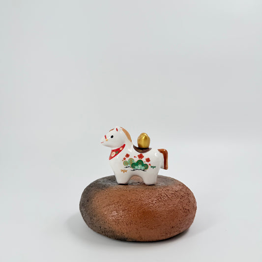 Japanese Lucky Horse Figurine (Engi Uma) – Ceramic Ornament with Gold Accent & Floral Detail | 縁起馬