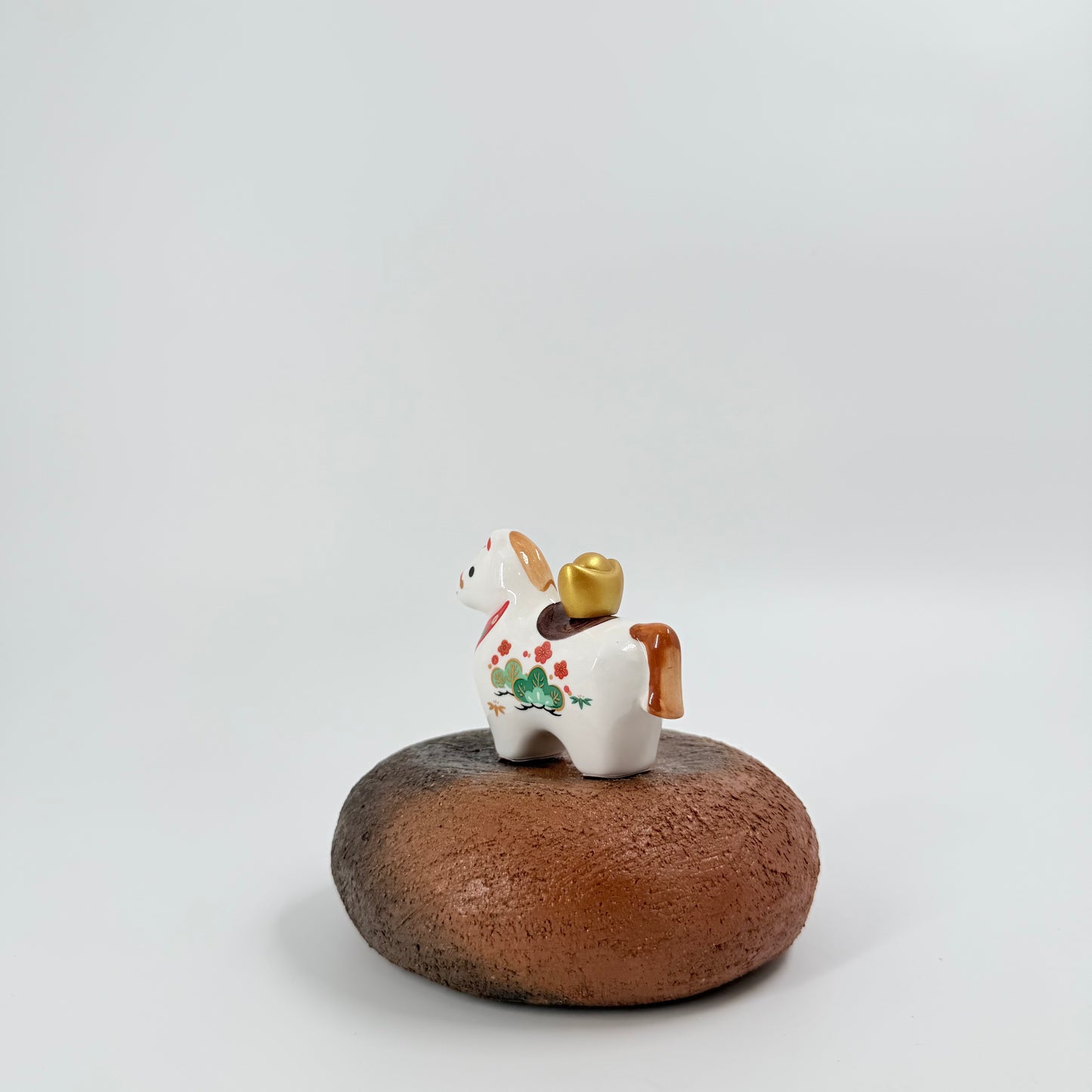 Japanese Lucky Horse Figurine (Engi Uma) – Ceramic Ornament with Gold Accent & Floral Detail | 縁起馬