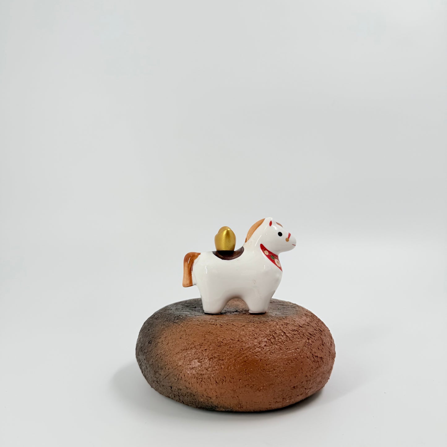 Japanese Lucky Horse Figurine (Engi Uma) – Ceramic Ornament with Gold Accent & Floral Detail | 縁起馬