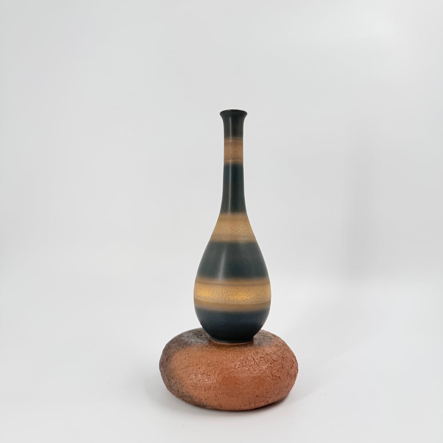 Japanese Ceramic Vase – “Kuro Kin” Glaze Minimalist Decorative Vase | 黒金花瓶